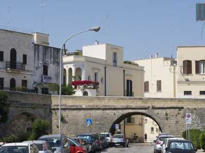 ...la Muraglia si presenta scandita da archi che si innalzano come ampie finestre sul centro storico